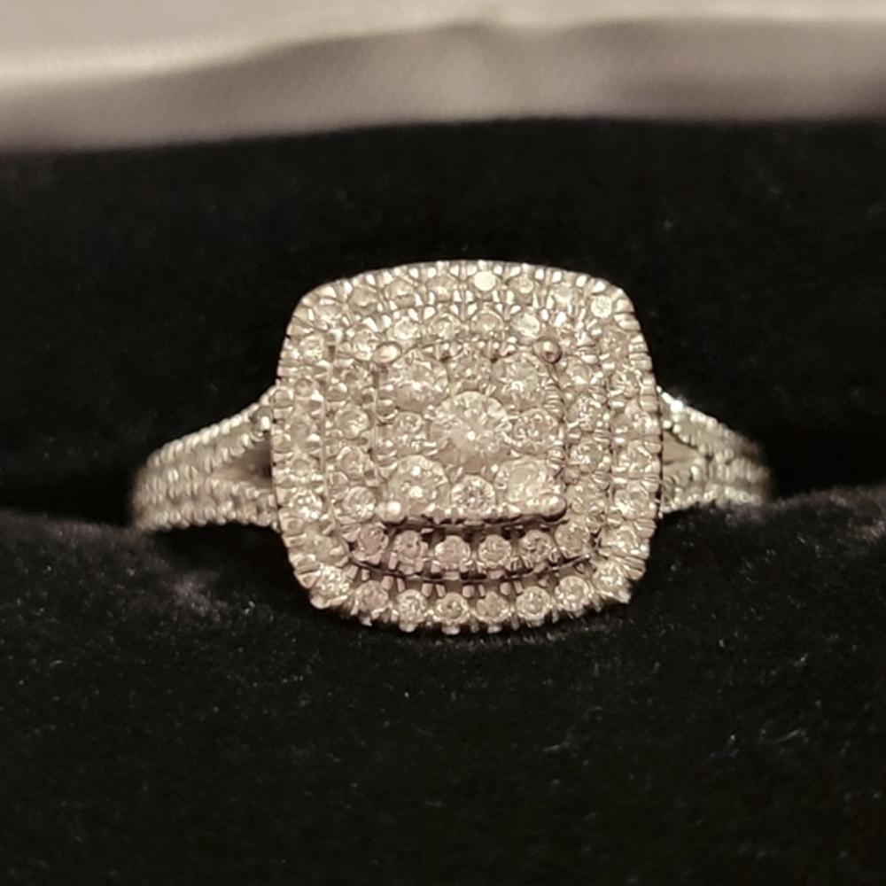 Kays Jewelers Engagement Ring - Picture 1 of 12